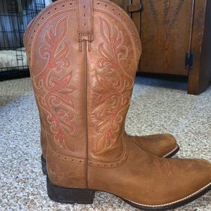 Women’s Ariat steel-toed boots.